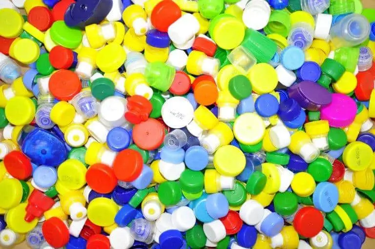 tappi di plastica per riciclaggio